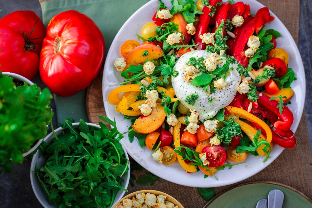 prato de salada de pimentões com alguns ingredientes ao lado,
vista superior